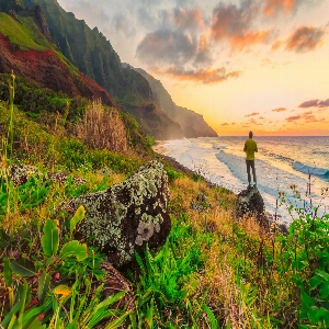 Scenic view of the beautiful Hawaiian Islands with lush green landscape and crystal clear blue waters.